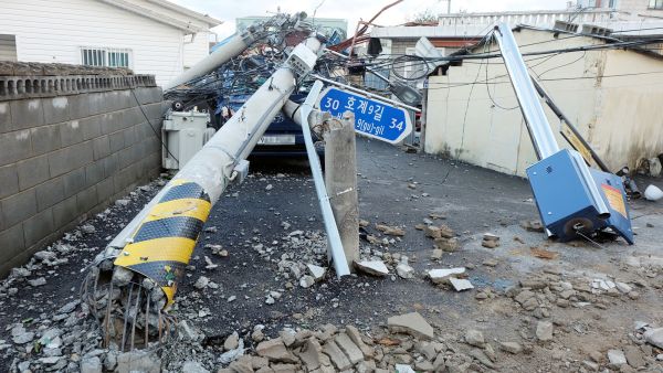 إعصار قوي يضرب اليابان ويعطل رحلات جوية وقطارات