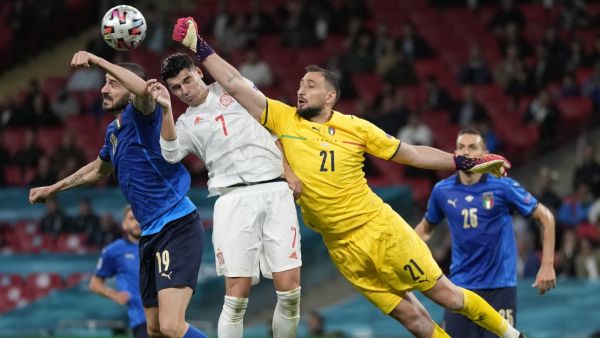 قمة مرتقبة بين منتخب إيطاليا وإسبانيا