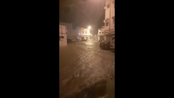 شوارع عمان تغرق.. والسلطات تدعو السكان لاعتلاء المنازل