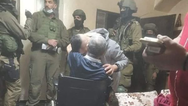  وداع  الشاب عهد يوسف الشوملي لوالده المقعد