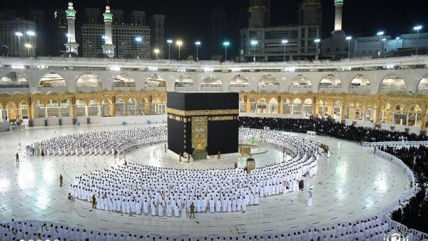أول صلاة بدون تباعد في المسجد الحرام