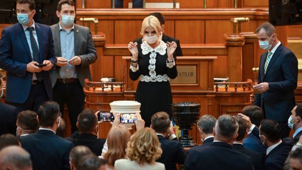 Romania's government falls to no confidence vote 