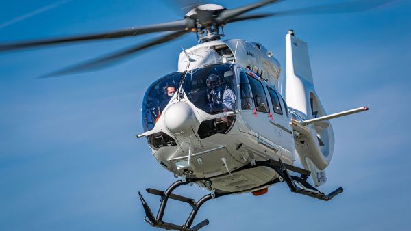  أولى طائرات إيرباص H145 العامودية بخمس شفرات مروحية تصل إلى منطقة الشرق الأوسط