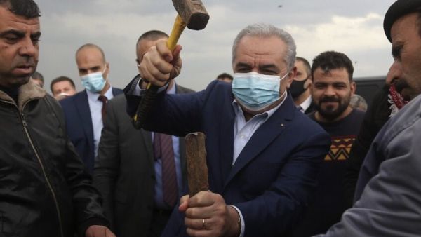 توقيف موكب اشتية