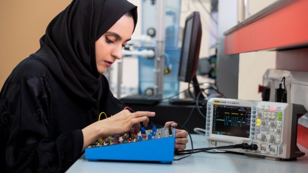 شهدت جامعة أبوظبي في الفترة ما بين عام 2018 و2021 مشاركة 1،467 طالبة في مسابقة "بحوث طلبة الجامعات" السنوية، وتم خلالها تكريم 26 طالبة جامعة أبوظبي تعزز من مشاركة وتميز المرأة في مجالات الهندسة والأبحاث الحاسوبية