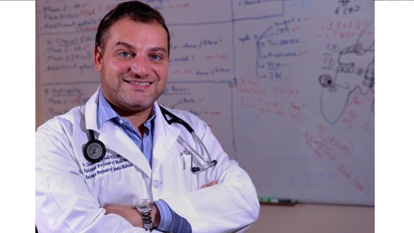 الدكتور شربل أبي خليل الأستاذ المشارك للطب والطب الوراثي في وايل كورنيل للطب - قطر واستشاري أمراض القلب دراسة لوايل كورنيل للطب - قطر تستقصي فعالية عمليتين رئيستين لاستبدال الصمام الأبهري