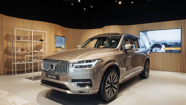 Volvo Studio located in Dubai Festival Plaza, Jebel Ali, has opened its doors to customers Volvo Cars and Al-Futtaim Trading Enterprises Launch First Middle East in-Mall ‘Volvo Studio’ as Part of Strategy to Transform the Future of Automotive Purchases