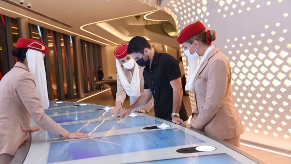 خلال الحدث ميكل أرتيتا مدير أرسنال يزور جناح طيران الإمارات في إكسبو