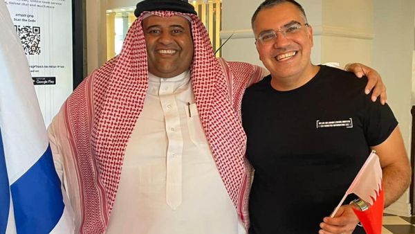 المواطن البحريني محمد آل ضريبي مع أفيخاي أدرعي في تل أبيب