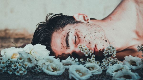 علاقات البوابة: 5 أعراض نفسية للشعور بعدم السعادة