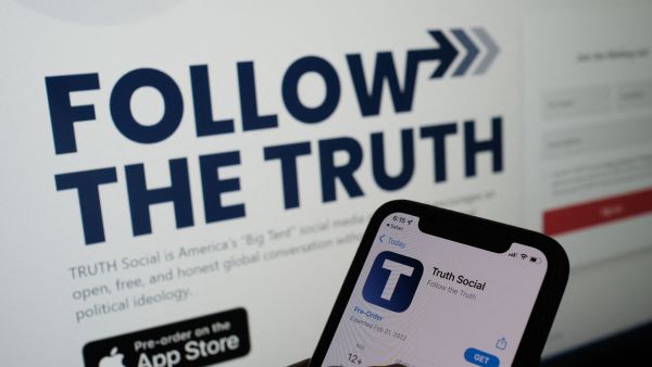 ترامب يطلق TRUTH Social متحدياً عمالقة التواصل الاجتماعي