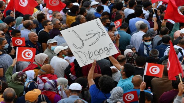 المتظاهرون رفعوا شعار "يا للعار يا للعار المسيرة في حصار"