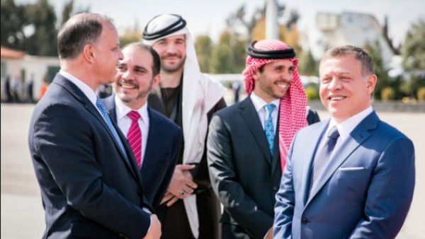 الملك عبدالله برفقة أشقائه