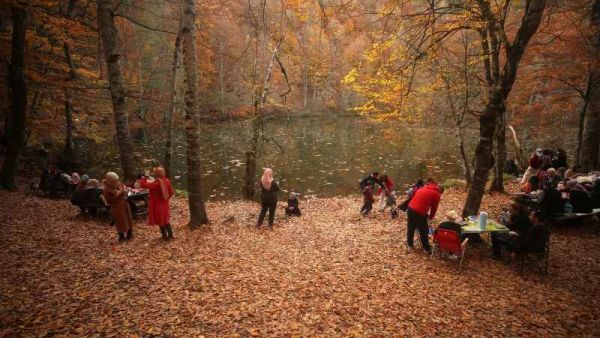 تركيا.. الخريف الساحر يعانق "البحيرات السبع"