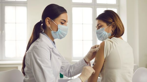 إيجابيات وسلبيات الحصول على الجرعة التنشيطية الثالثة من لقاح كورونا