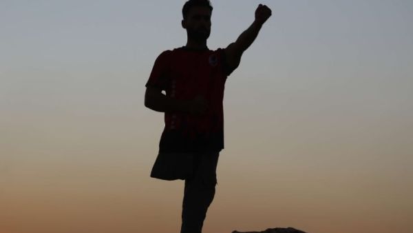 شاب سوري بقدم واحدة يدرب أيتاما على الكونغ فو