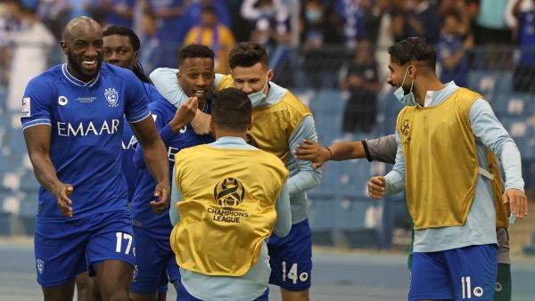 لاعبو الهلال يحتفلون بالهدف الأول