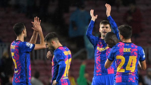 لاعبو برشلونة يحيون الجماهير