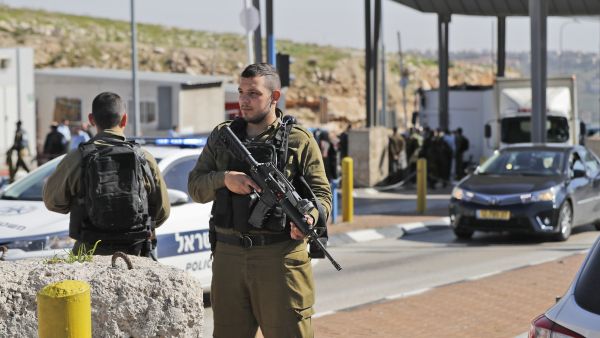 تأجيل تسليم جثمان شهيد بسبب "خطأ إسرائيلي"