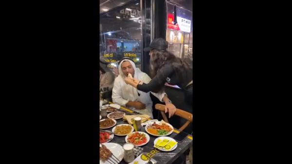 مطعم تركي يجذب زبائنه العرب بطريقة "مبتذلة"