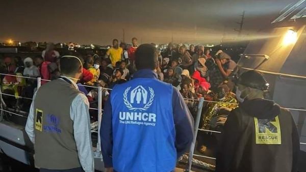 البحرية الليبية تنقذ عشرات المهاجرين