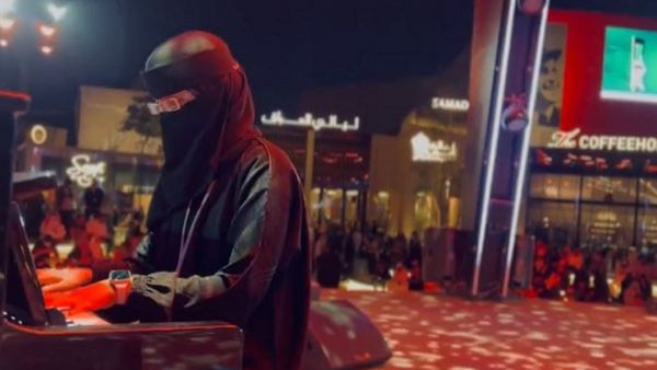 عازفة بيانو منقبة في موسم الرياض