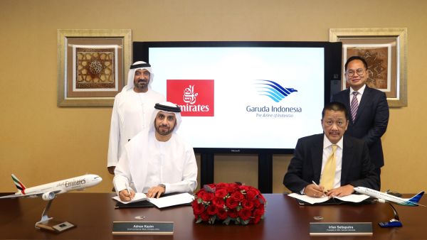 توقيع مذكرة تفاهم بين طيران الإمارات و"جارودا" الإندونيسية