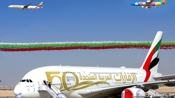 طائرات الإمارات بوينج 777 وA380 والناقلات الإماراتية والقوات الجوية تفتتح العرض الجوي بمعرض دبي للطيران احتفالاً بالخمسين