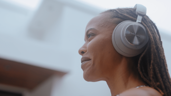 شركة Bang & Olufsen وسيسكو توقعان شراكة لتصميم سماعات فاخرة خاصة بالعمل للموظفين الذين يعملون في بيئات العمل الهجينة اليوم سماعات عمل جديدة من سيسكو لدعم بيئات العمل الهجينة