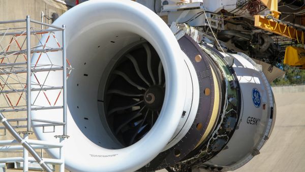 يوفر GE9X مزيجاً لا مثيل له من الطاقة والكفاءة في استهلاك الوقود ضمن فئة المحركات ذات الهيكل العريض. ويعتبر حالياً أقوى محرك طائرة على الإطلاق جنرال إلكتريك للطيران تتحقق من قوة أداء GE9X بإجراء اختبارات امتصاص مخلفات الغبار