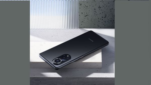 الهاتف الجديد كلّيًا HUAWEI nova 9: تصميم استثنائي وكاميرا رئيسية فائقة الرؤية بدقة 50 ميجابكسل ومزايا تدوين الفيديو في الكاميرا الأمامية الرائعة وخاصية الشحن فائق السرعة HUAWEI SuperCharge بقدرة 66 واط ومزايا الجهاز الفائق