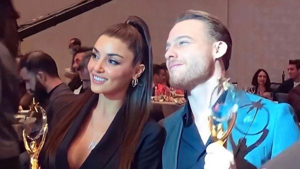 Ayaklı'da Kerem Bürsin ve Hande Erçel DÖRT Ödül Kazandı Gazete Ödül 2021