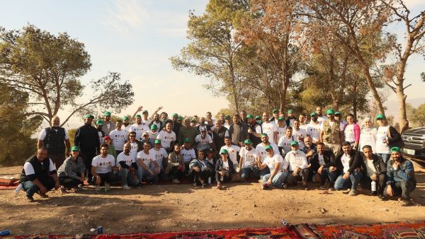 فريق عمل "المركزية" يتطوع لتنظيف غابة وصفي التل 