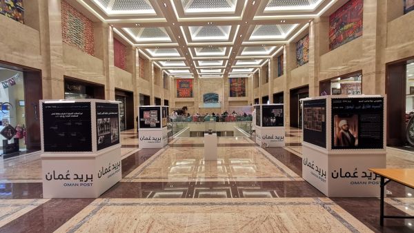 بريد عُمان تدشن معرضاً في الأوبرا جالاريا لإبراز أهم محطات العطاء في مسيرة عمل صاحب السمو السيد طارق بن تيمور آل سعيد – رحمه الله