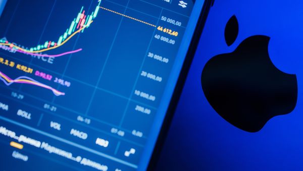 سهم "أبل" يحلق إلى مستوى قياسي جديد