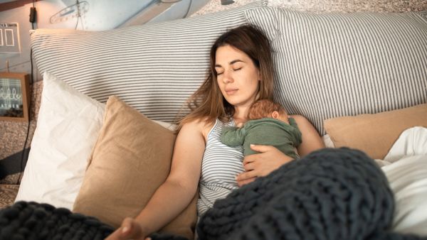 طبيب الأطفال: لماذا يبكي الأطفال في نومهم؟ 