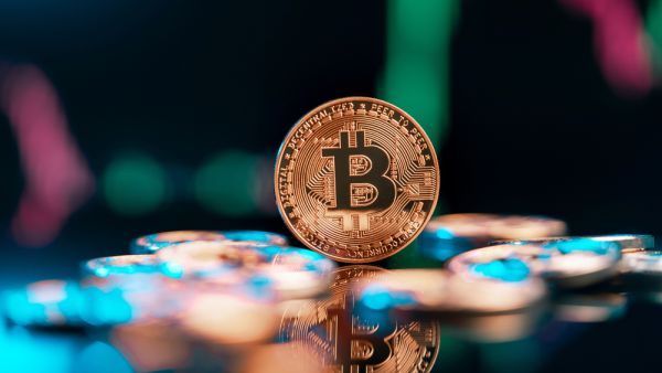 سجلت  أسعار العملات الرقمية اليوم الخميس ( الرابع من نوفمبر) انخفاضاً بشكل طفيف  حتى الساعة 8:03 صباحاً حيث بلغت القيمة السوقية العالمية للعملات المشفرة 2.73 تريليون دولار