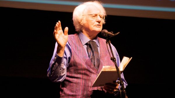 وفاة الشاعر الأمريكي الكبير روبرت بلاي