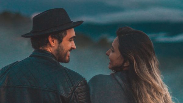 علاقات البوابة: مؤشرات الحب عند النساء 