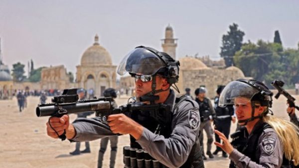Israeli forces attacking Palestinian worshippers 