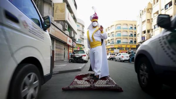 علاء الدين يتجول في شوارع دبي ببساطه السحري 