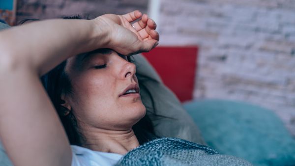 أسباب التعرق الليلي ومتى يجب رؤية الطبيب
