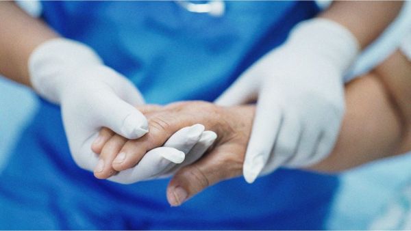 طبيب البوابة: لون أظافرك قد يكشف عن السرطان