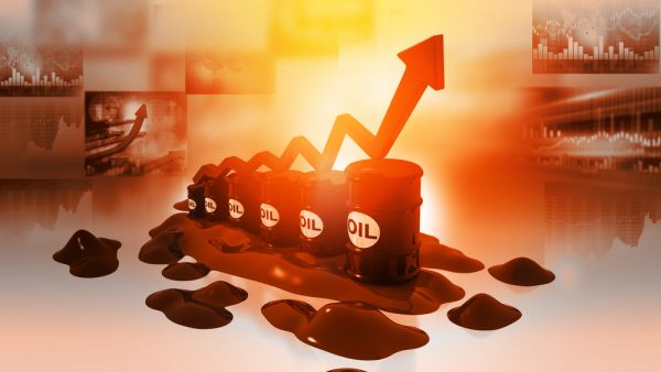 أسعار النفط تتعرض لضغوط من عوامل العرض والطلب