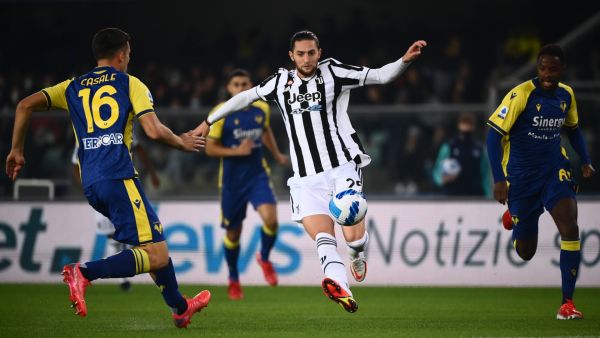 Juventus' French midfielder Adrien Rabiot (C) and Hellas Verona's Italian defender Nicolo Casale (L) go for the ball during the Italian Serie A football match between Hellas Verona and Juventus on October 30, 2021 at the Bentegodi stadium in Verona. (Photo by Marco BERTORELLO / AFP)