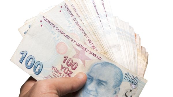 الليرة التركية تشهد تحسن من انخفاضات غير مسبوقة في التعاملات المبكرة 