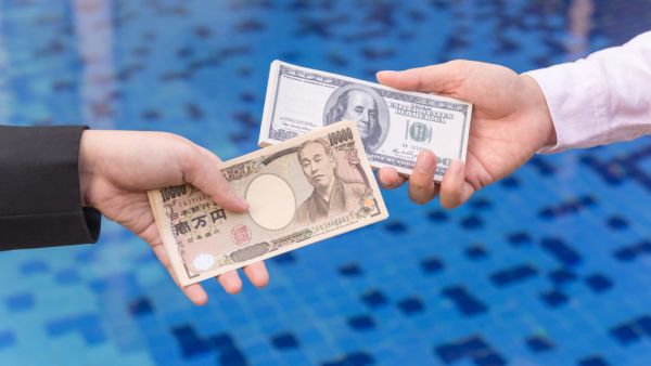 الين الياباني يقترب من أدنى مستوى مقابل الدولار منذ 5 أعوام 