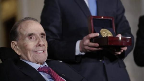  السيناتور السابق الجمهوري بوب دول