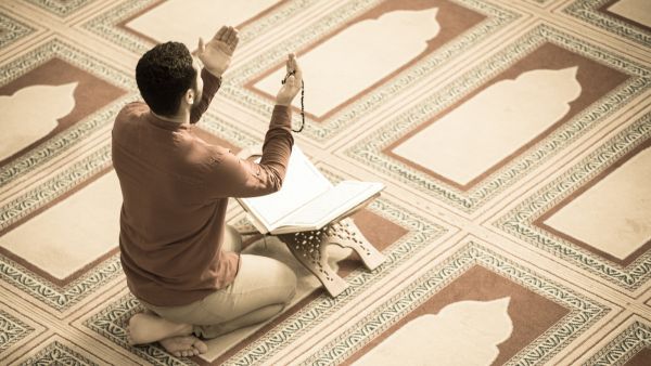 دعاء.. ردده كل يوم يرفع الله عنك البلاء ويرزقك عيش السعداء