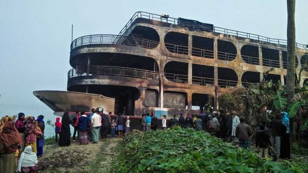 مصرع 32 شخصا بحريق عبّارة في بنغلادش